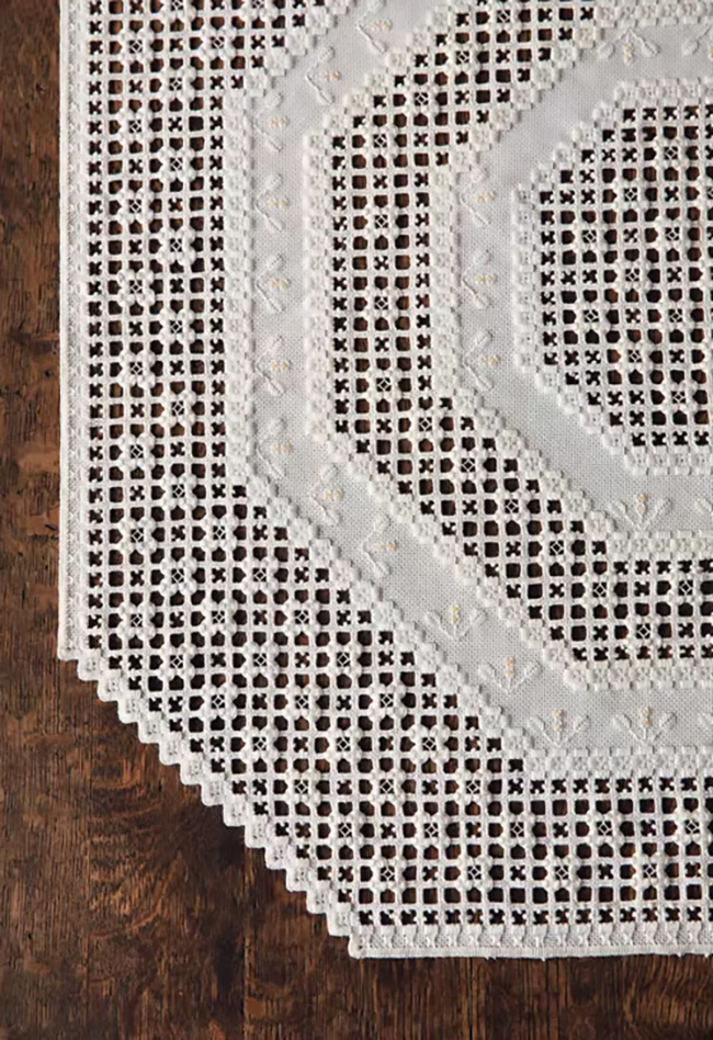 Broderie Hardanger simple et épurée